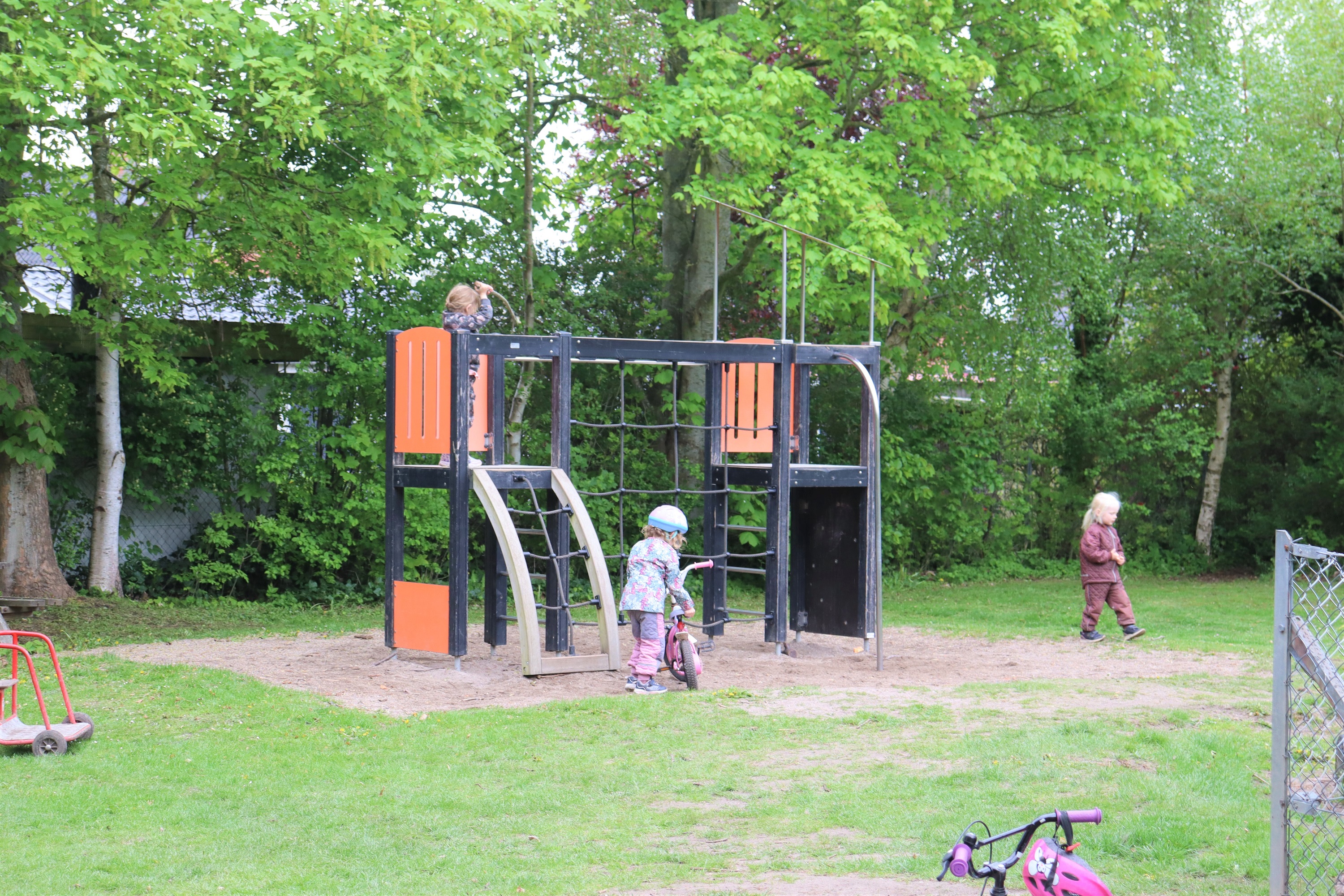 Legetårn på legeplads, hvor børn leger i